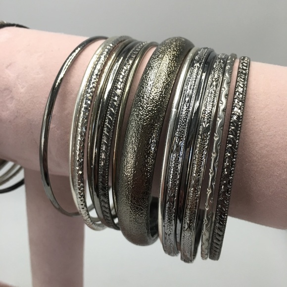 30 Bracelets in Silver, Gunmetal and Black Tones - Picture 3 of 5